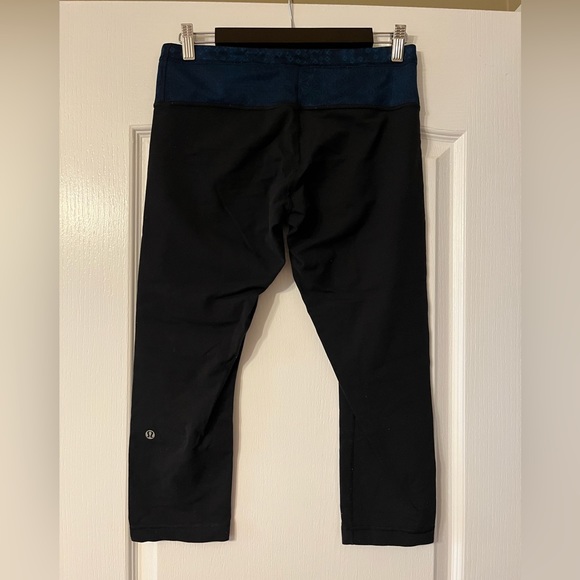 Reversible Lululemon Wunder Under Crops with Navy Waist - Picture 7 of 7